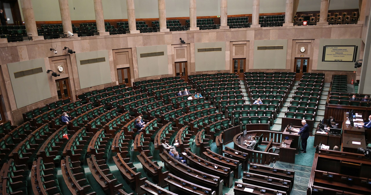PiS traci poparcie, ale wciąż wygrywa wybory. Najnowszy sondaż partyjny