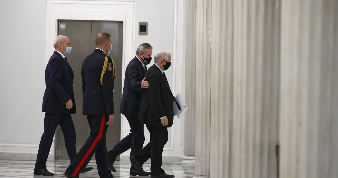 Nadzwyczajne posiedzenia klubu PiS. Tematu Mejzy nie było