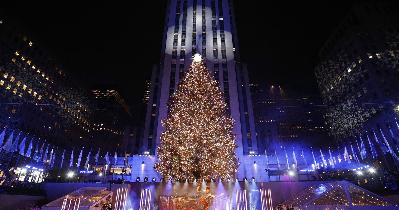 Choinka przed Rockefeller Center już w pełnym blasku