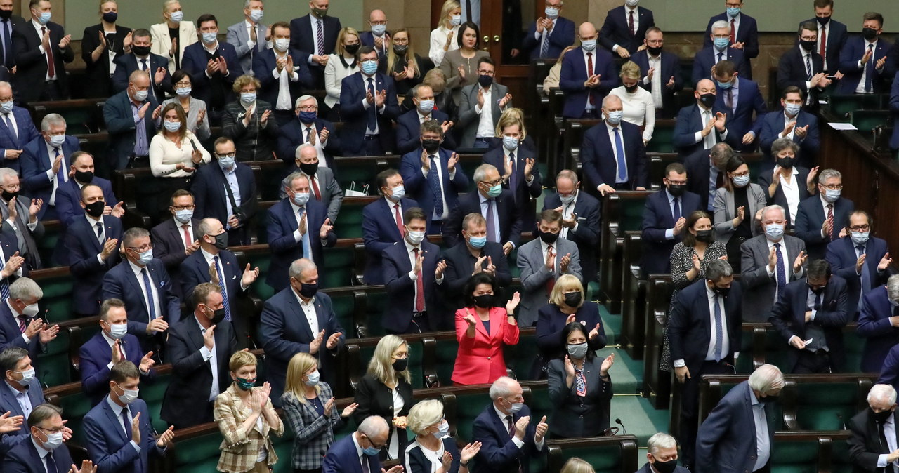 PiS jednym głosem obronił projekt ustawy o Polskim Instytucie Rodziny i Demografii
