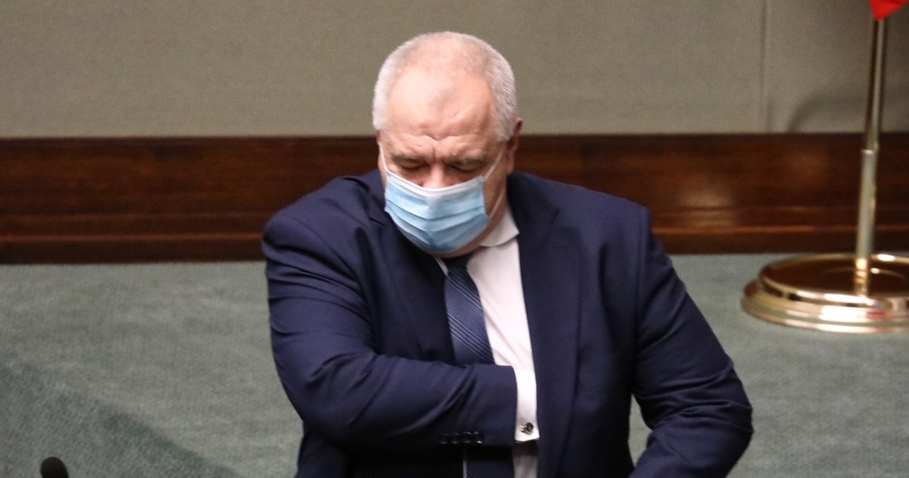 Sasin: Ceny uprawnień do emisji CO2 stanowią ok. połowę kosztów energii w Polsce