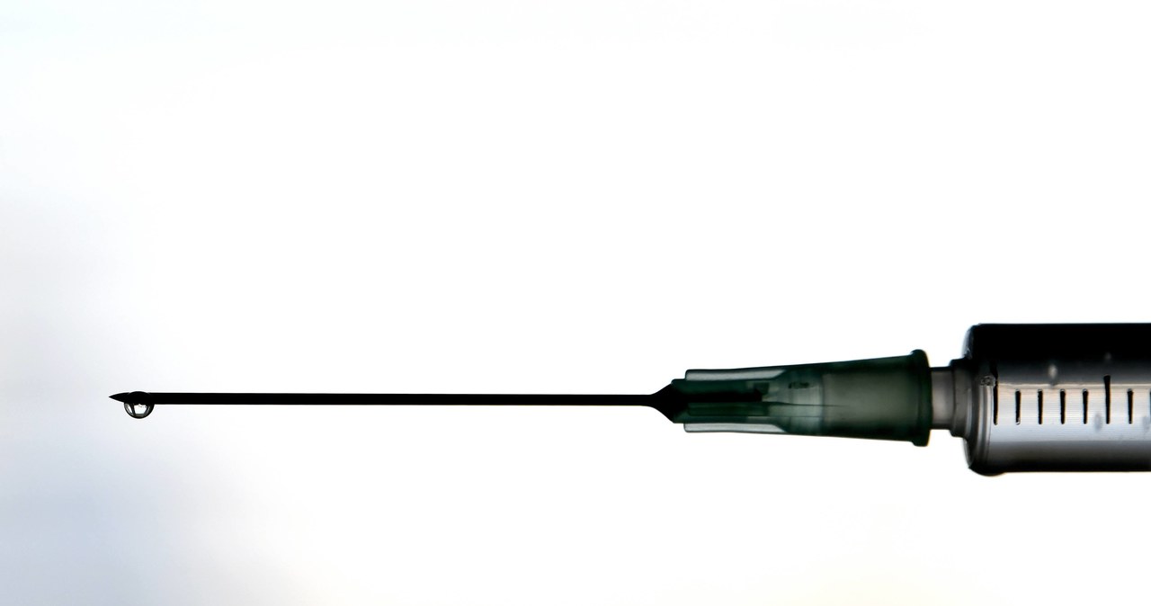 Chciał upozorować szczepienie. Przyszedł do punktu z… silikonową protezą ramienia