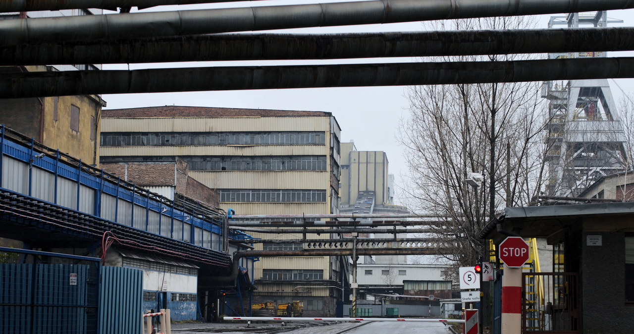 Akcja w kopalni Bielszowice: Od zasypanego górnika dzieli ratowników kilka metrów