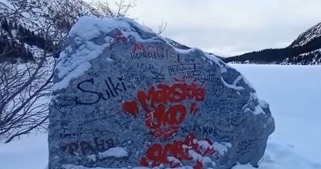 Wandale pomalowali granitowy głaz nad Morskim Okiem