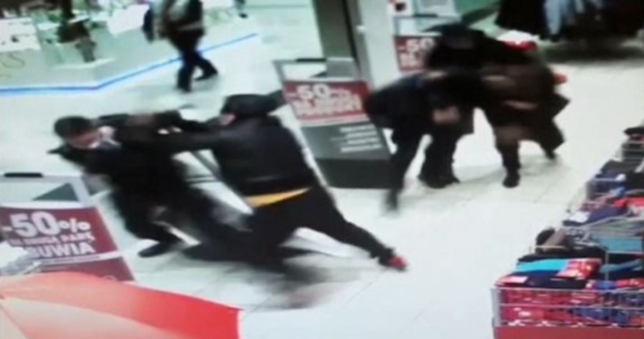 Awantura w galerii w Zamościu. Agresywne rodzeństwo, paralizator i gaz [NAGRANIA]