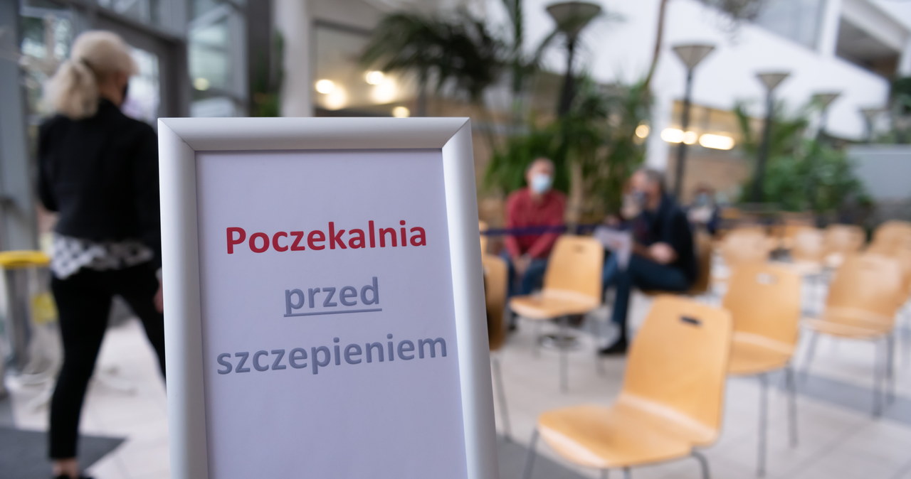 Od dziś zmiany w obostrzeniach. Mniej osób w restauracjach czy w hotelach