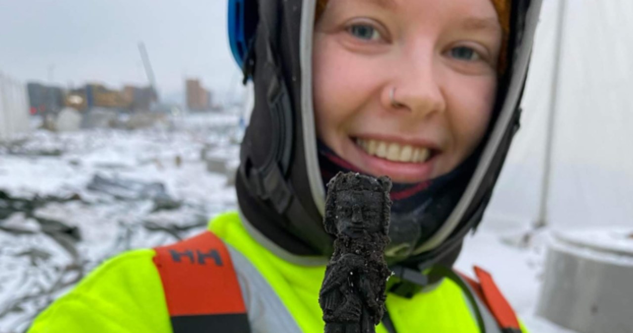 Unikatowe znalezisko w Norwegii. Postać z koroną na głowie i sokołem na ręku