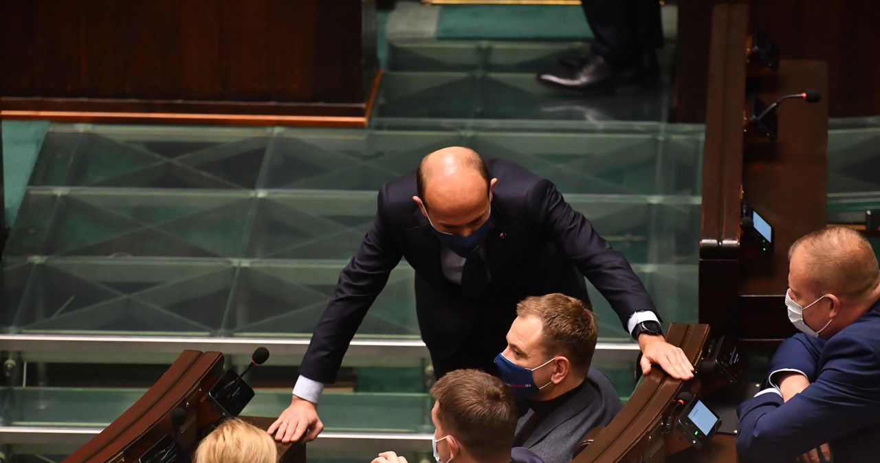 Sondaż Kantar: KO depcze po piętach Prawu i Sprawiedliwości