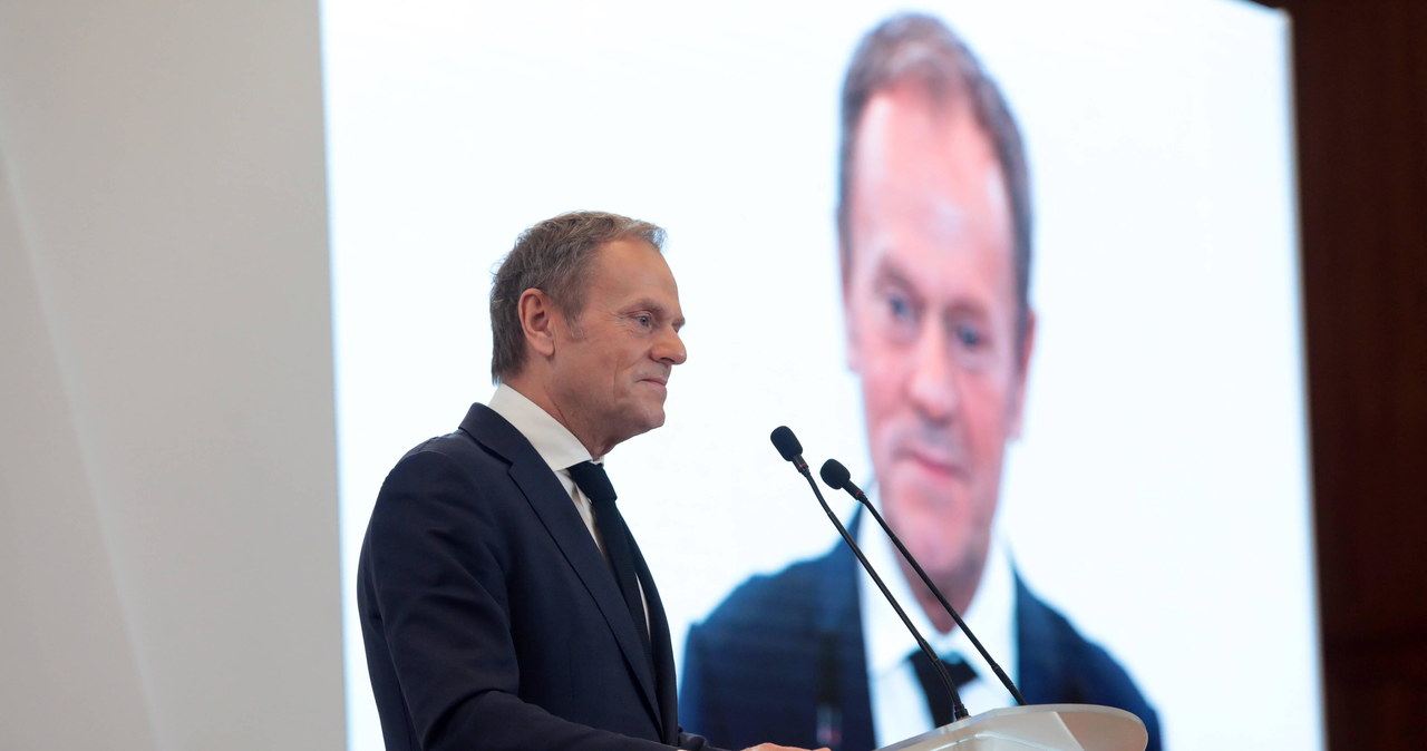 Tusk: Kaczyński jest szantażowany jak nie przez Ziobrę, to antyszczepionkowców