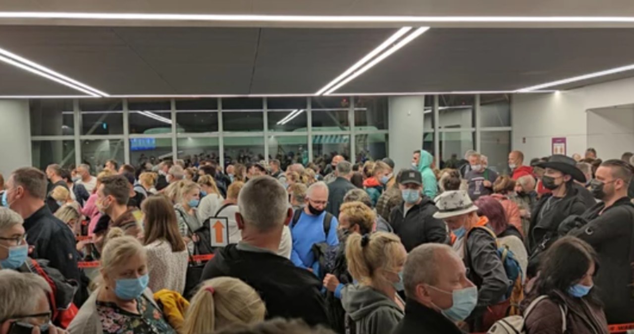 Kolejki na lotnisku Chopina do testów na Covid-19. Władze portu czekają na zmianę przepisów