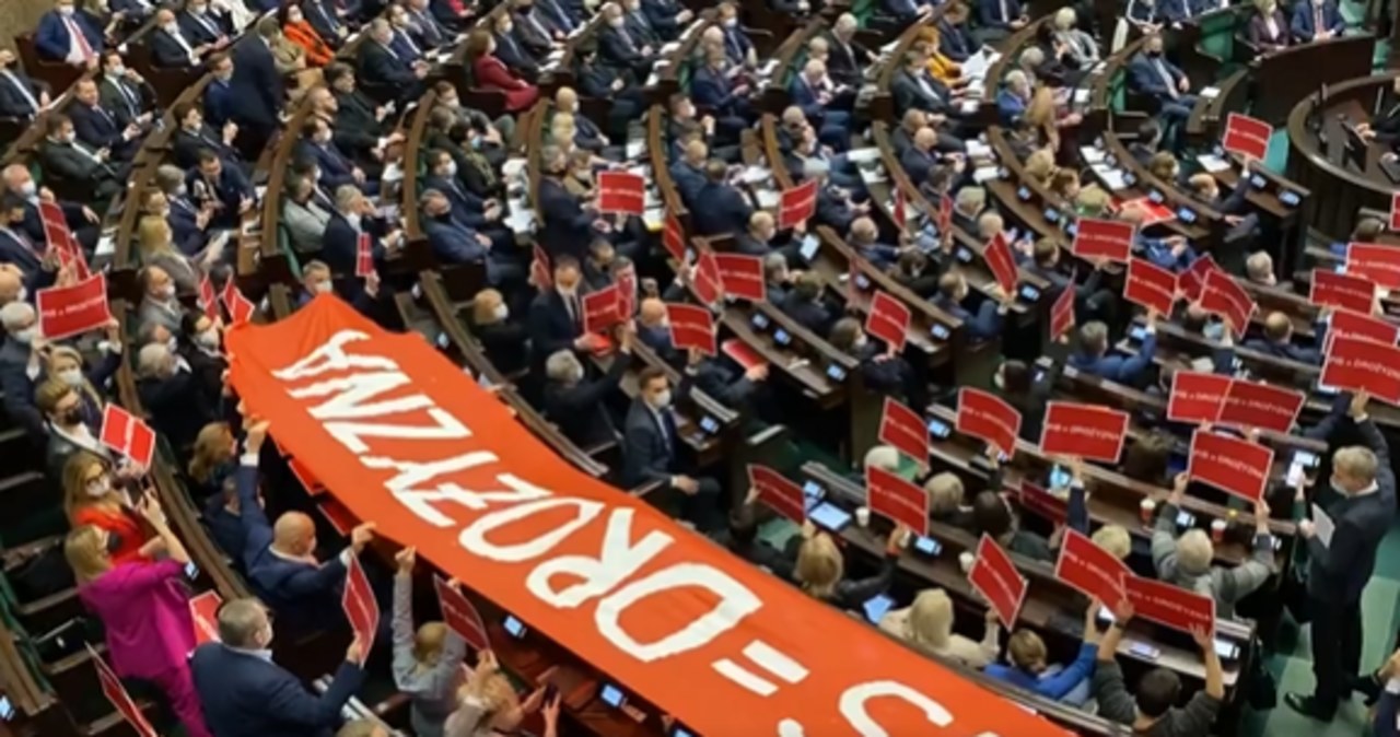 Sejmowy happening posłów KO. Rozwinęli flagę z hasłem „PiS=drożyzna”