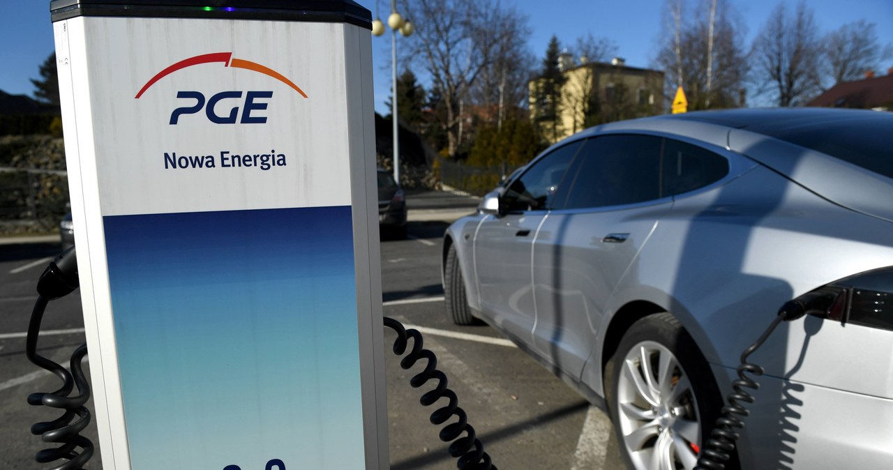 Pełzająca elektromobilna rewolucja. Czy premier śni o elektrycznych autach?