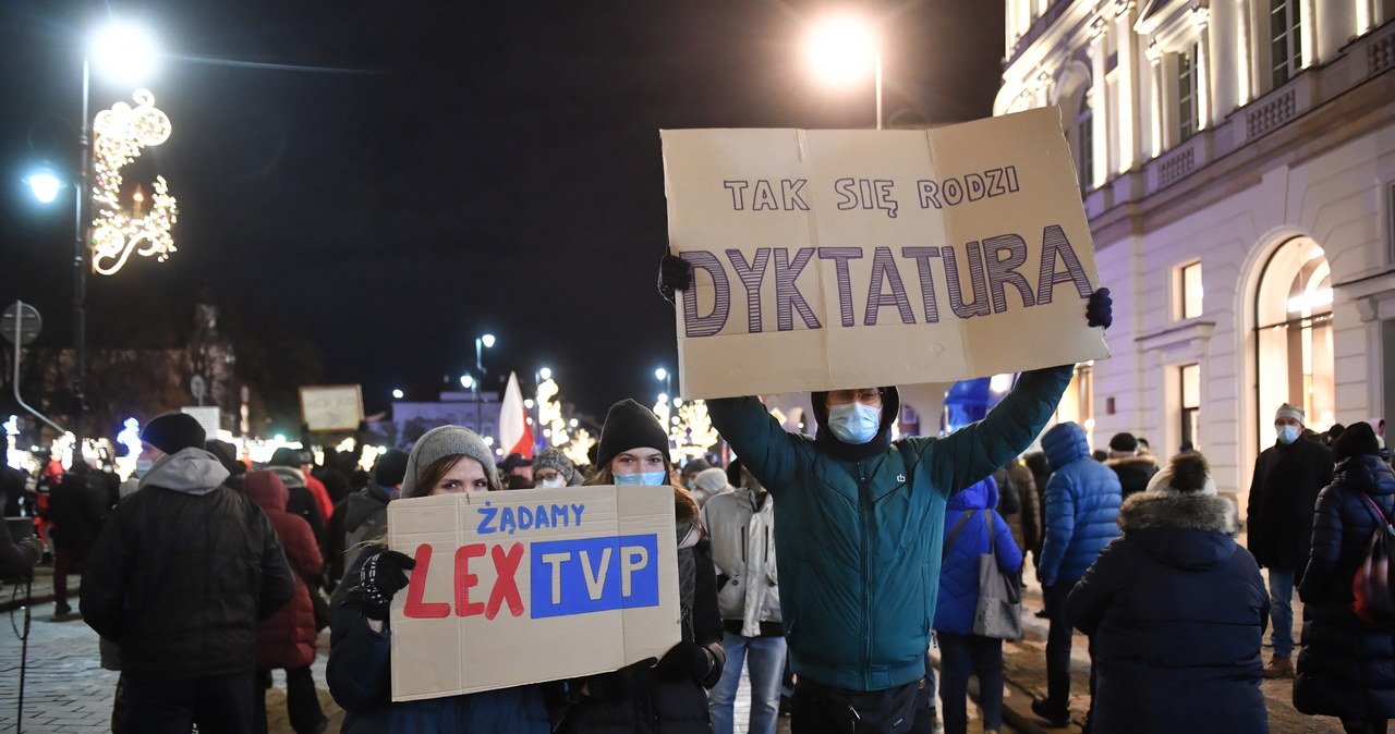 „Zjednoczona opozycja”. W Warszawie największa manifestacja przeciw „lex TVN”
