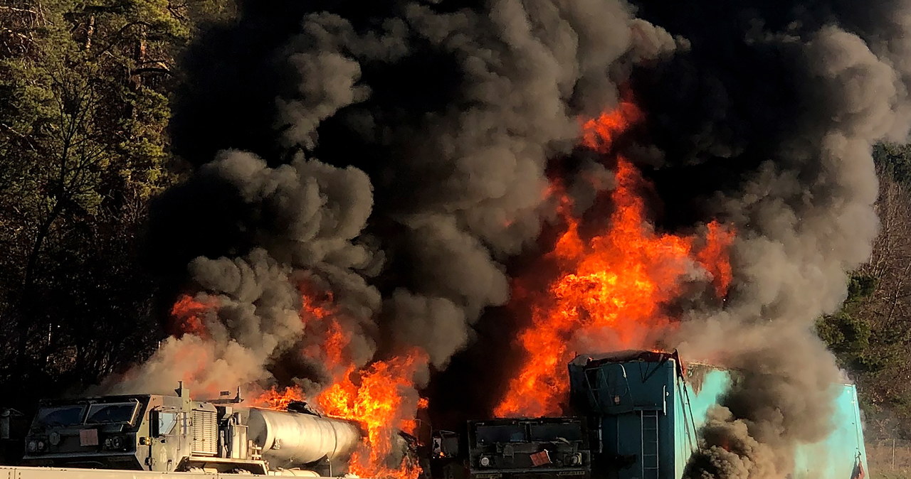 „Piekło” na autostradzie. Ciężarówka uderzyła w pojazdy amerykańskiej armii