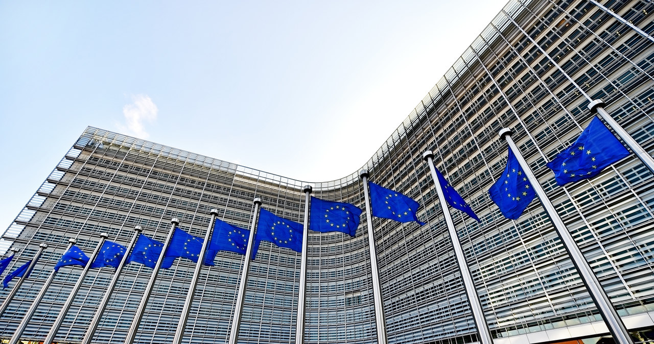 KE uruchamia procedurę naruszeniową przeciwko Polsce. Chodzi o TK