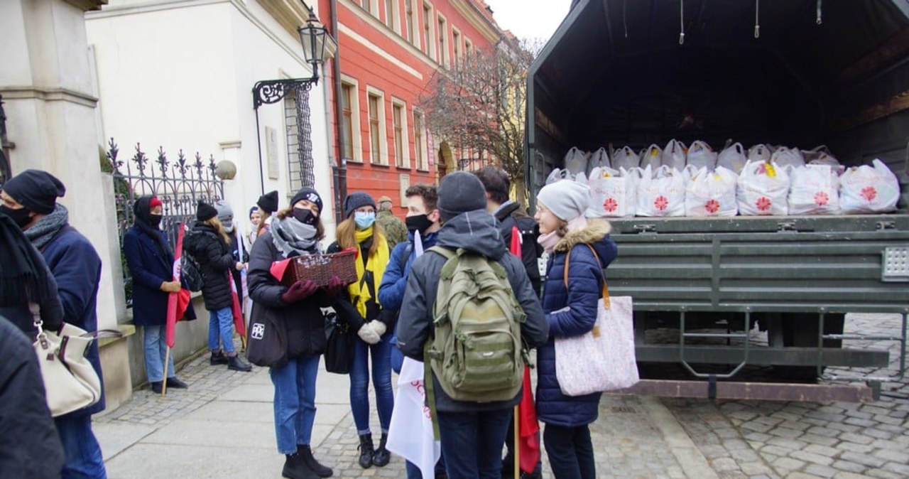 Wolontariusze we Wrocławiu rozdali paczki bezdomnym