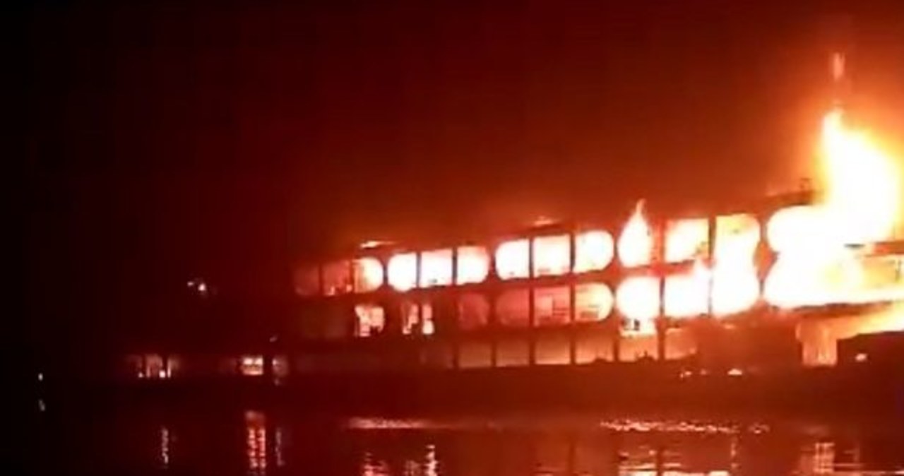 Tragiczny pożar promu. Zginęły co najmniej 32 osoby