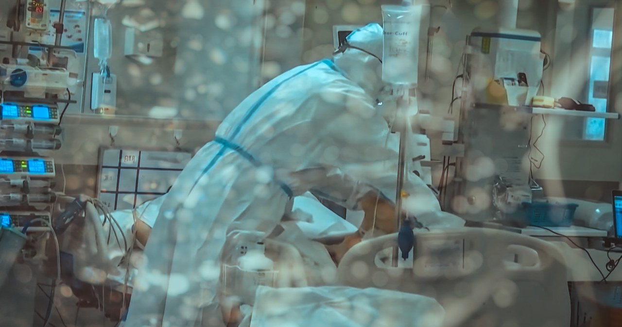 Badanie: Ryzyko hospitalizacji przy zakażeniu Omikronem dużo mniejsze niż przy Delcie