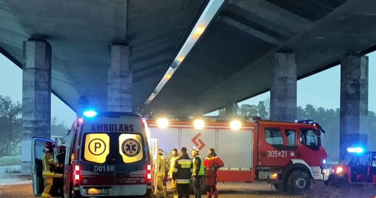 Kobieta spadła z mostu we Wrocławiu. Wcześniej doszło do kolizji