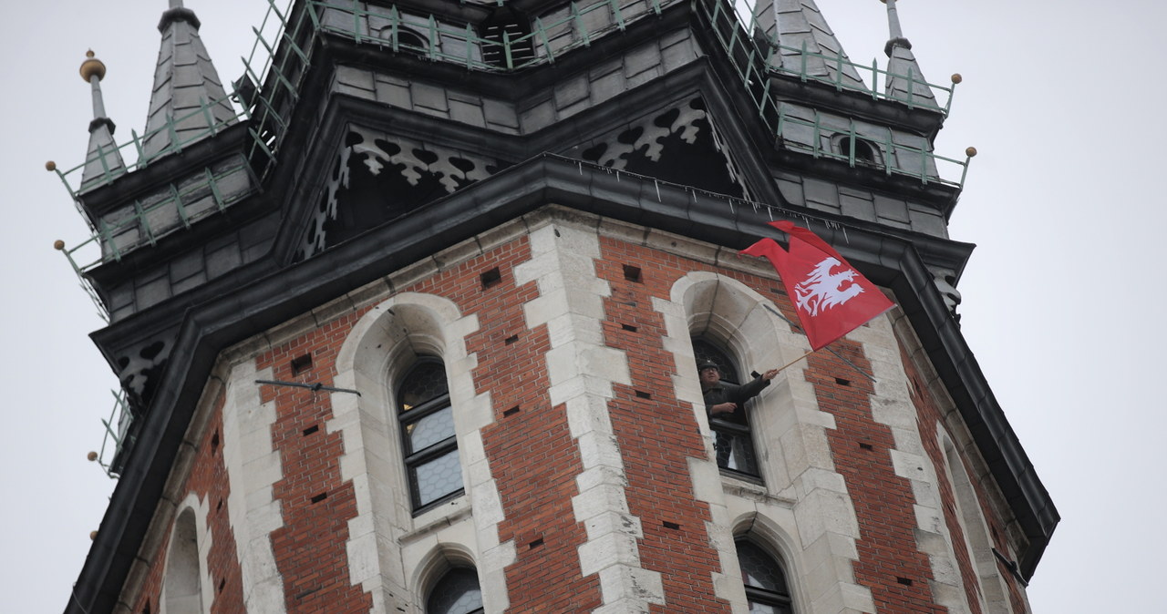 Na wieży Bazyliki Mariackiej zawisła flaga powstania wielkopolskiego
