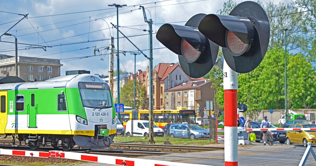 Kamery na przejazdach kolejowych. Nagrają tych, którzy omijają szlaban
