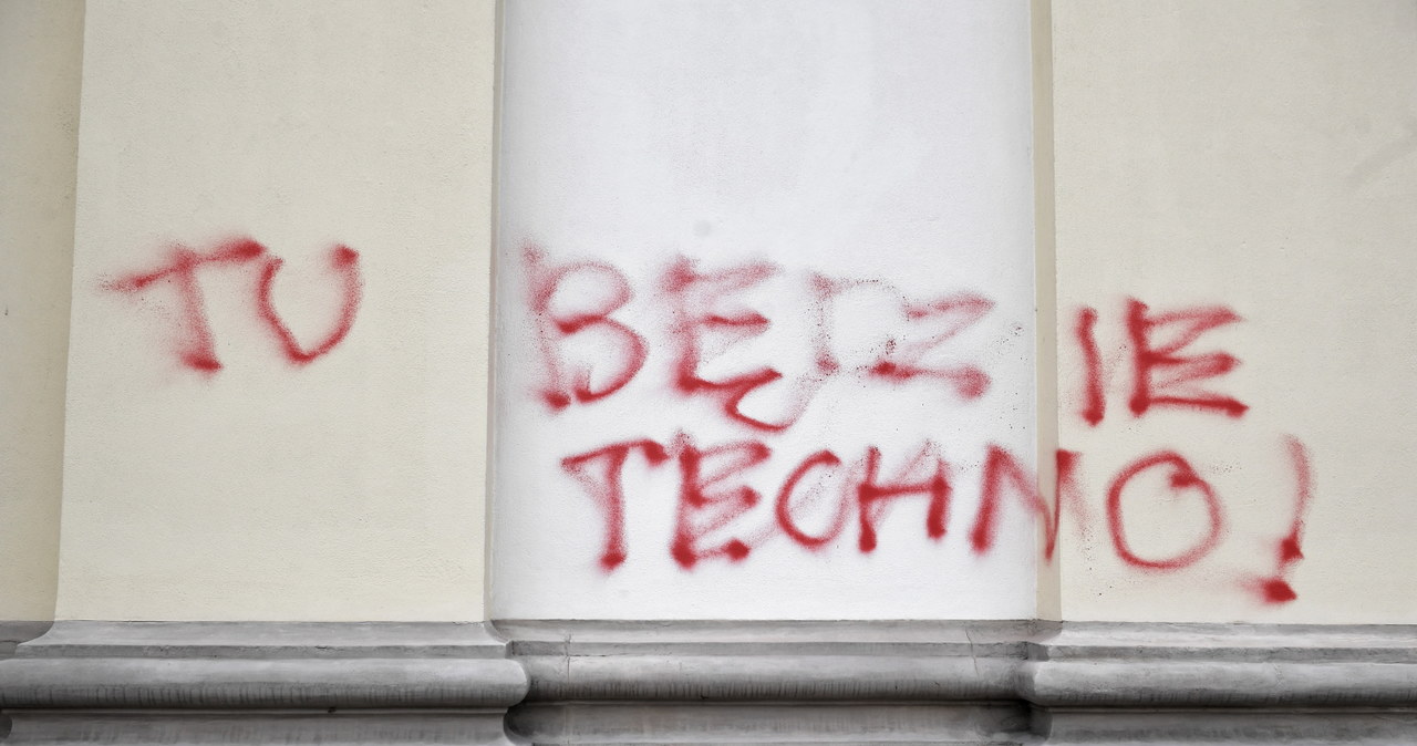 Zniszczona elewacja kościoła Św. Krzyża w Warszawie. „Zero tolerancji dla wandalizmu”
