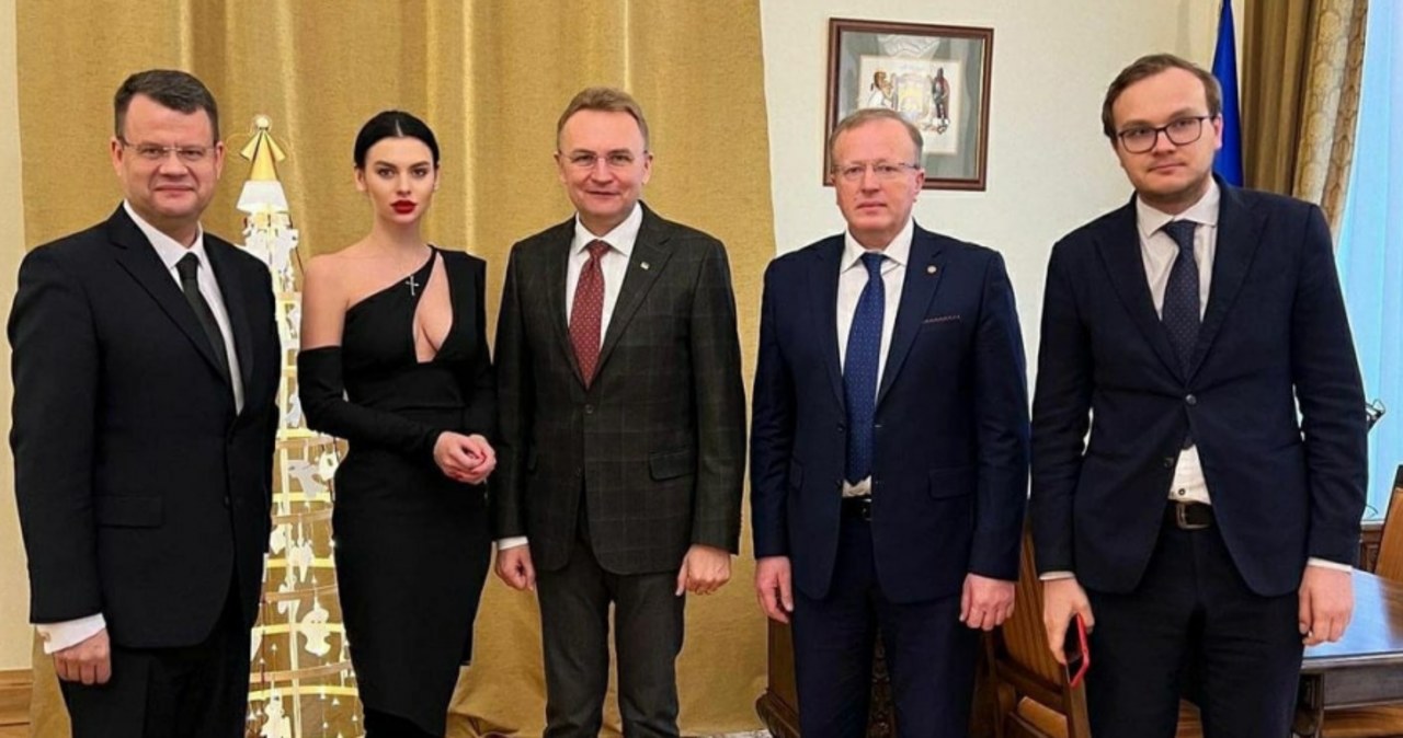 Asystentka wiceministra z głębokim dekoltem. Urzędnik podał się do dymisji