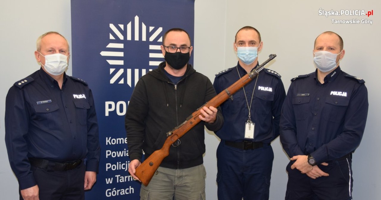 Policjanci przekazali do muzeum historyczną broń. Miała być zniszczona