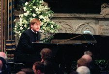 Pałac Buckingham nie chciał, by Elton John zagrał na pogrzebie Diany