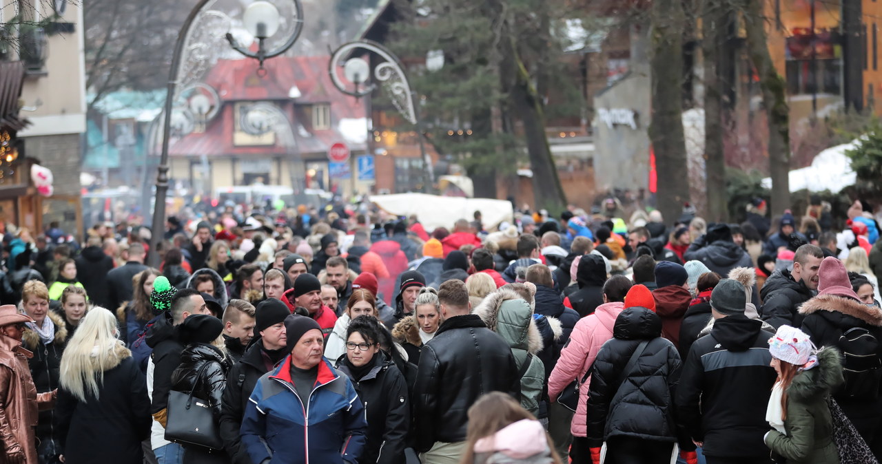 Tłumy w Zakopanem. Strażnicy miejscy w pogoni za… dinozaurem