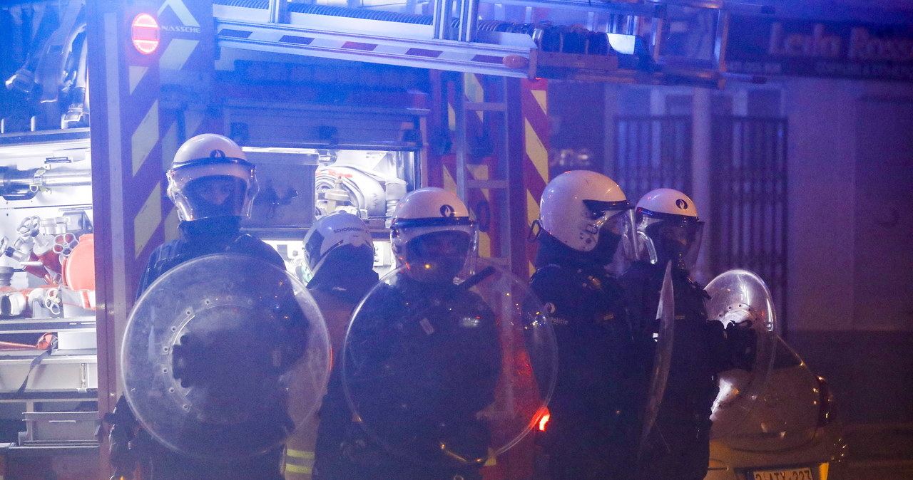 Belgia: Policjanci zaatakowani fajerwerkami i butelkami, jednego pogryziono