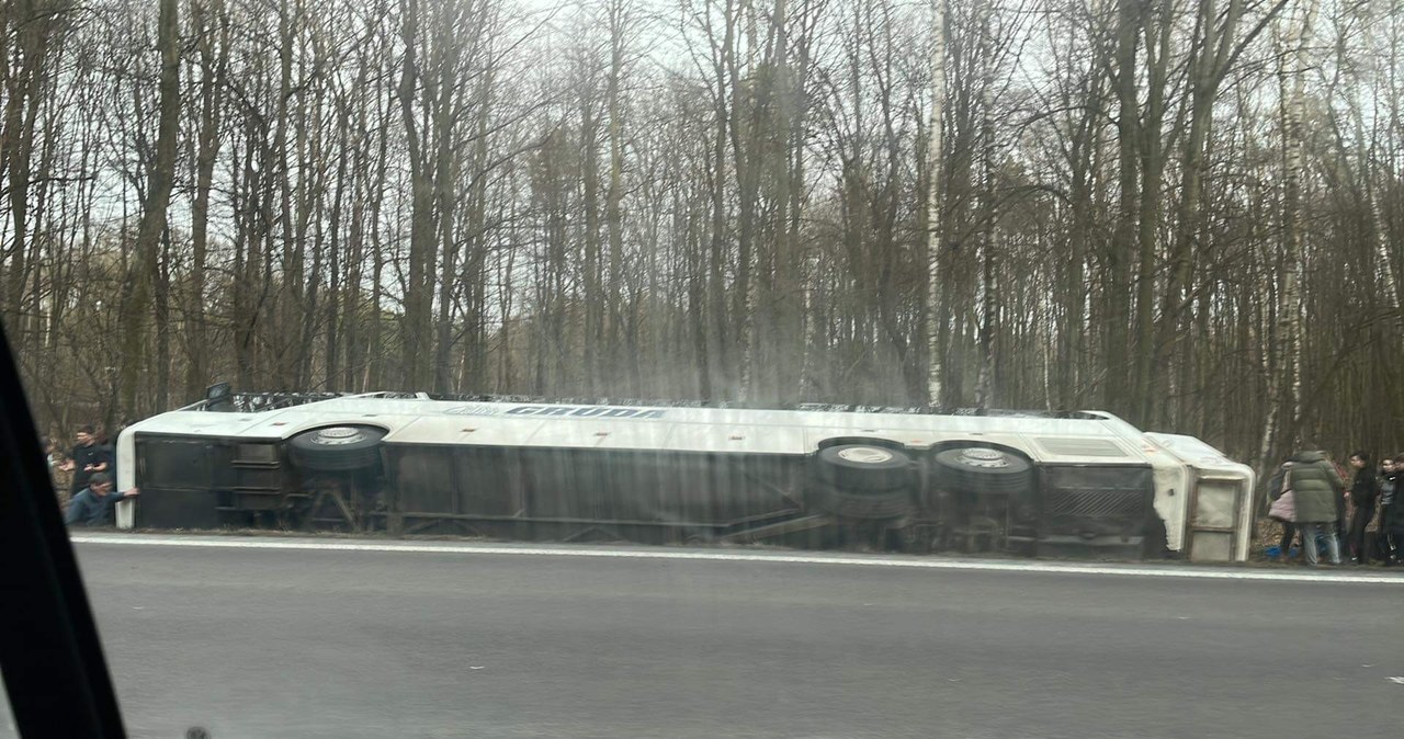 Groźny wypadek autokaru na DK17. Troje dzieci rannych