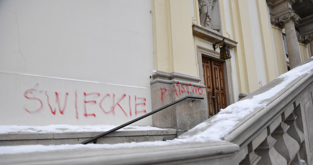 Warszawa: Zatrzymano mężczyznę, który miał wymalować napisy na kościele św. Krzyża