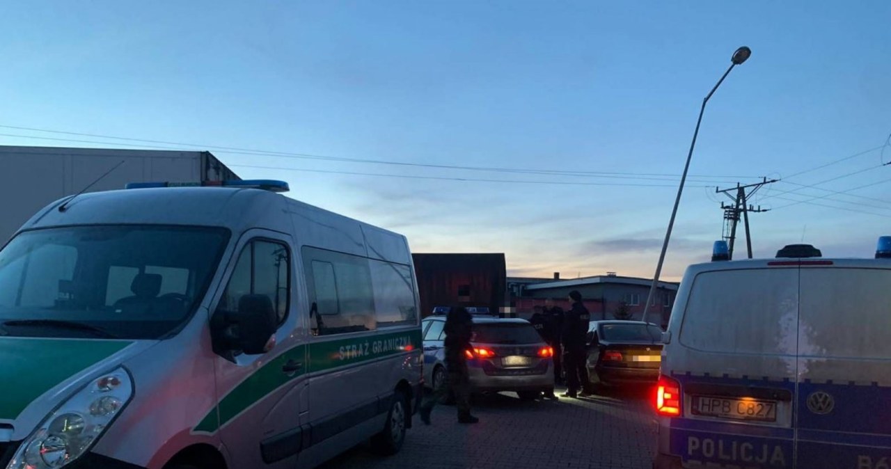 Policjanci zatrzymali imigrantów i ich „przewoźnika”