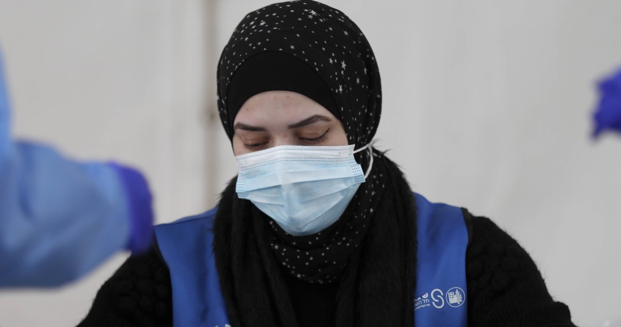 Omikron rozprzestrzenia się. Rekordy zakażeń w kilku krajach