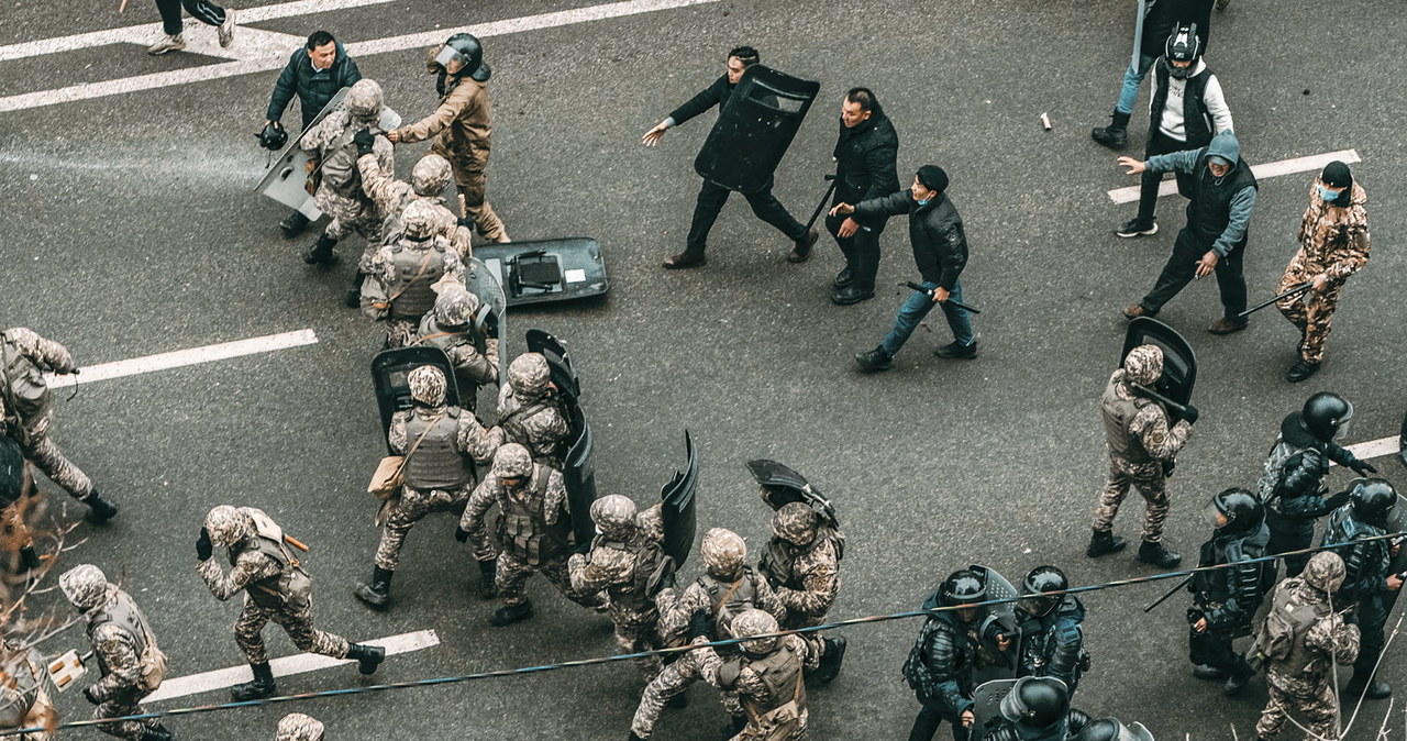 W Ałmaty wciąż słychać strzały. Trwają grabieże