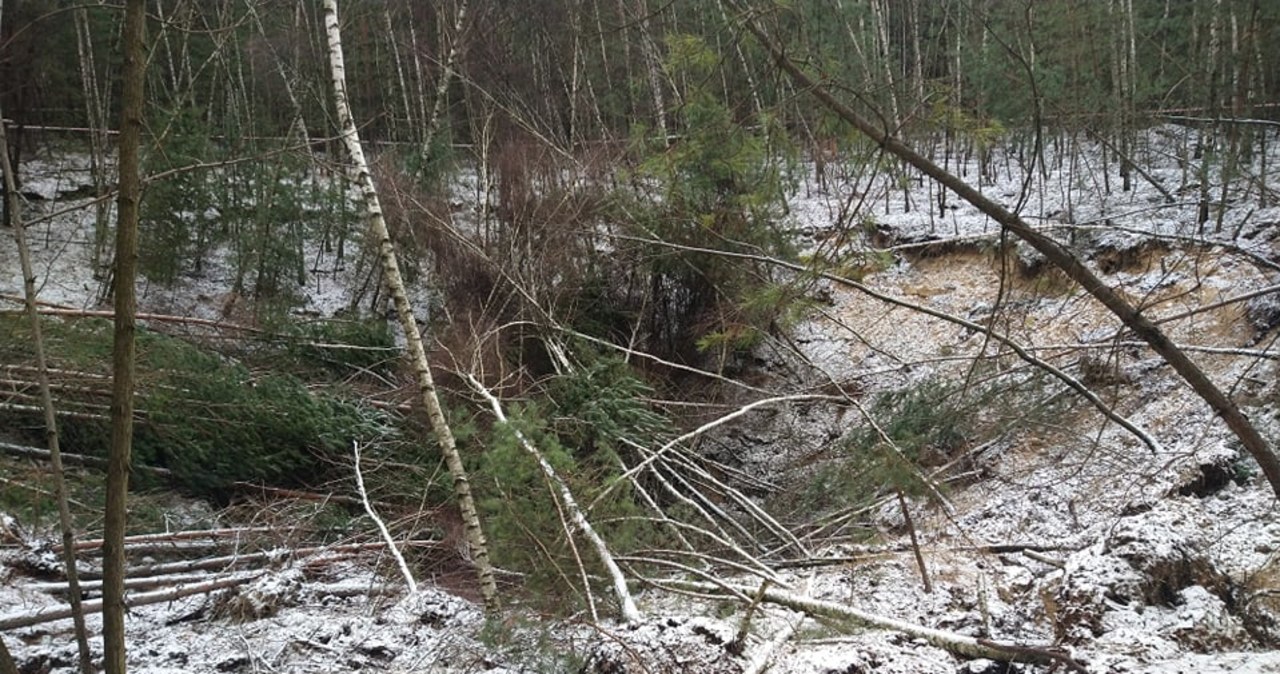 Wielkie zapadlisko w Bolesławiu. W pobliżu są domy