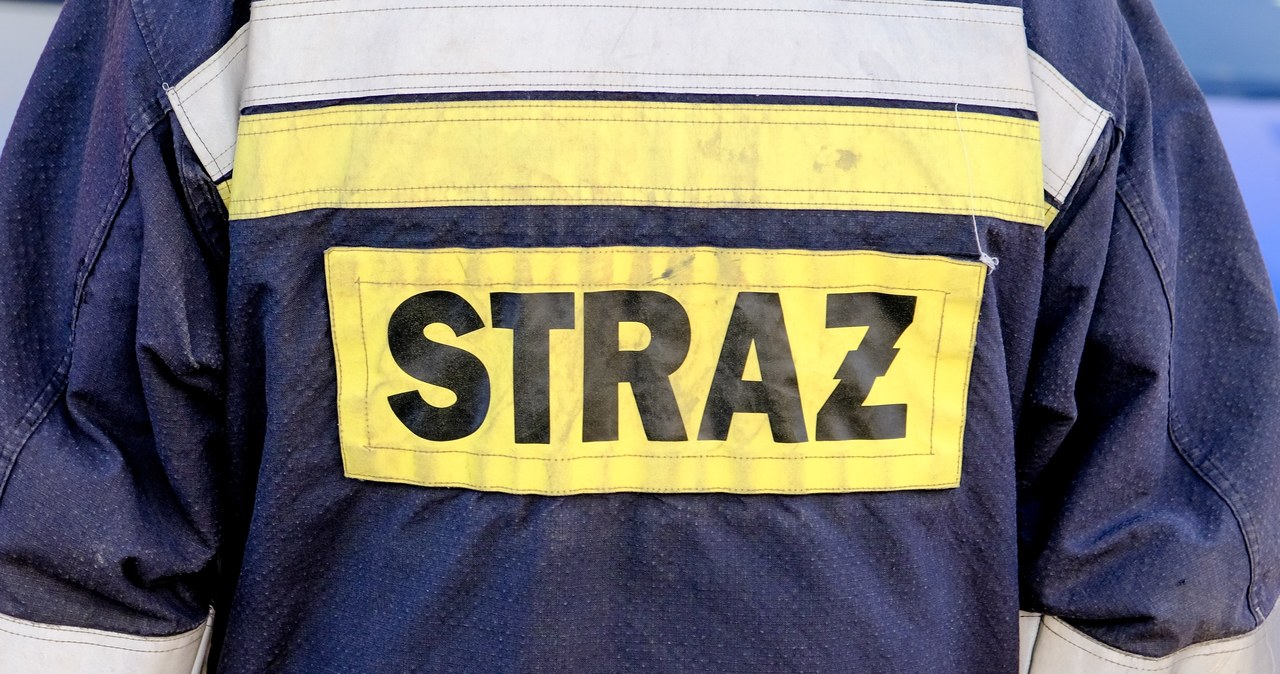 Runął dach pustostanu w Legnicy. Strażacy przeszukują gruzowisko