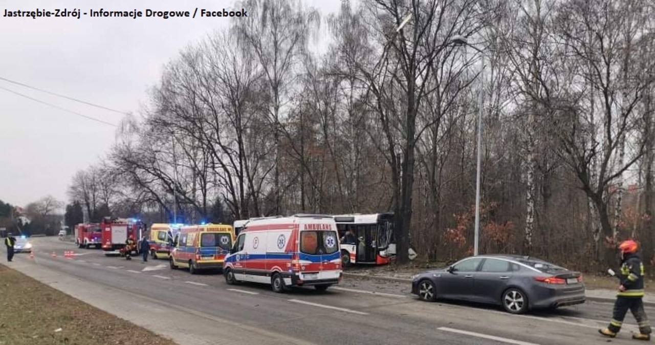 Jastrzębie Zdrój: Autobus miejski uderzył w drzewo. Są ranni