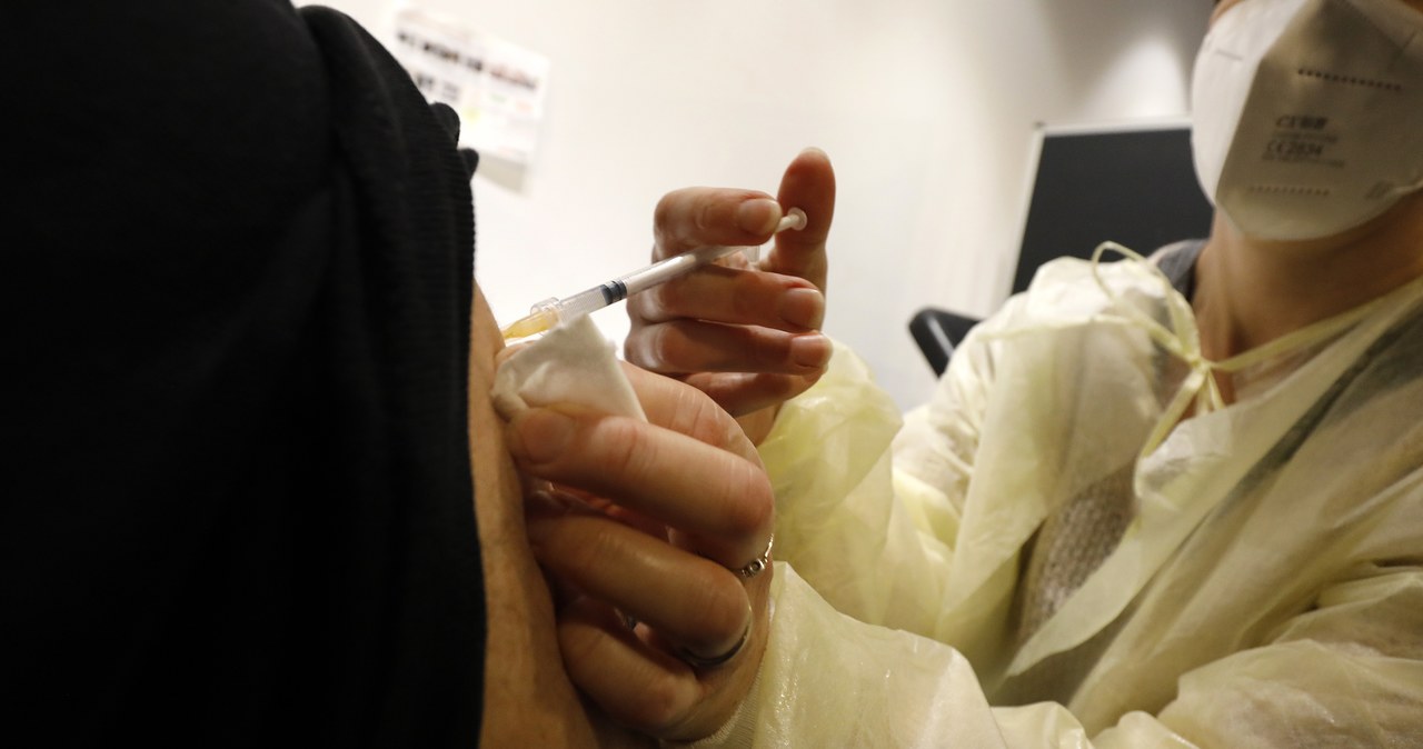Hiszpania zatwierdziła czwartą dawkę szczepionki. Dostaną ją osoby o niskiej odporności