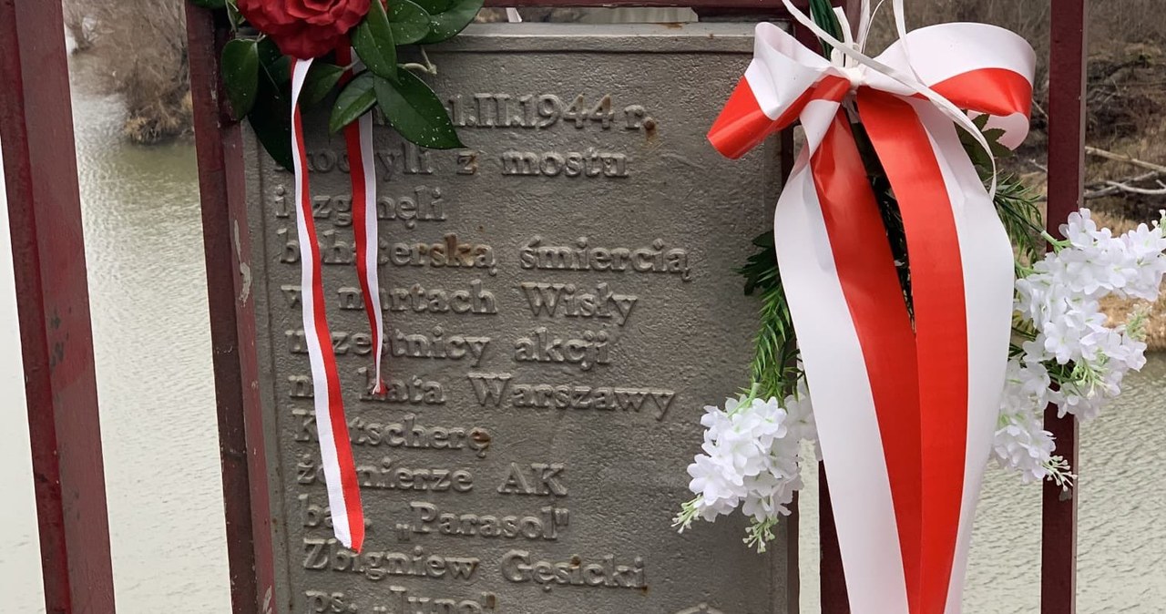 Skradziono tablicę upamiętniającą żołnierzy AK. Władze Warszawy proszą o pomoc