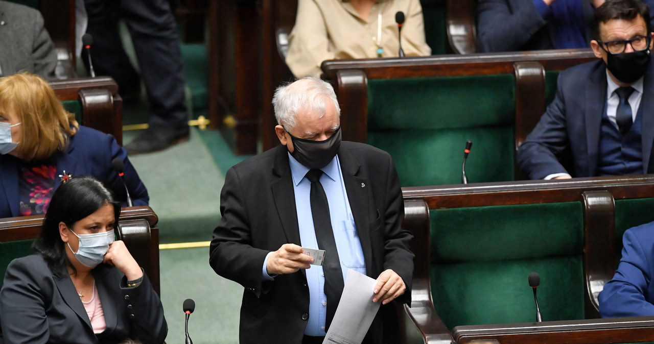 PiS dalej traci w sondażach. Zyskuje opozycja