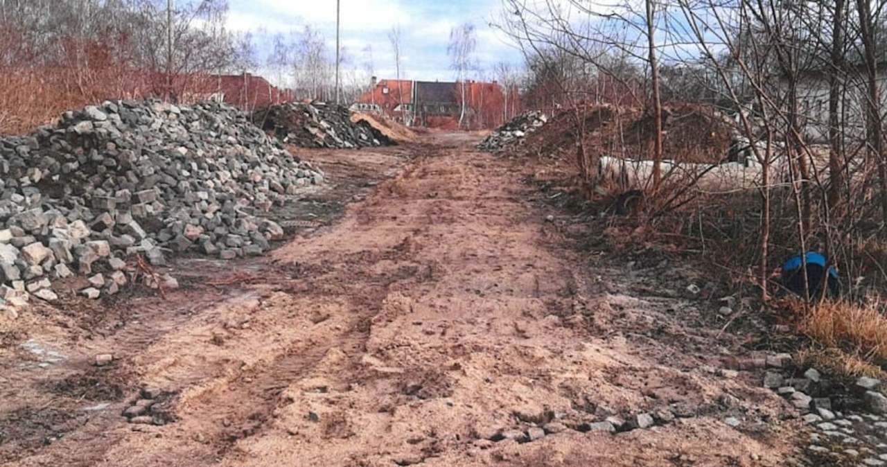 ​W Niemczech ukradziono… drogę. Złodzieje wyrwali z ziemi 60 ton kostki brukowej