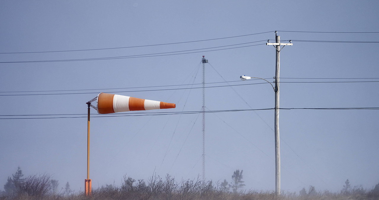 Tysiące odbiorców bez prądu. IMGW ostrzega przed silnym wiatrem