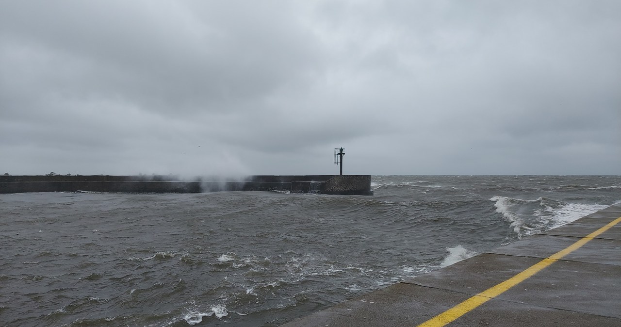Sztorm na Bałtyku, wichura na Pomorzu. Wiatr o sile ponad 110 km/h