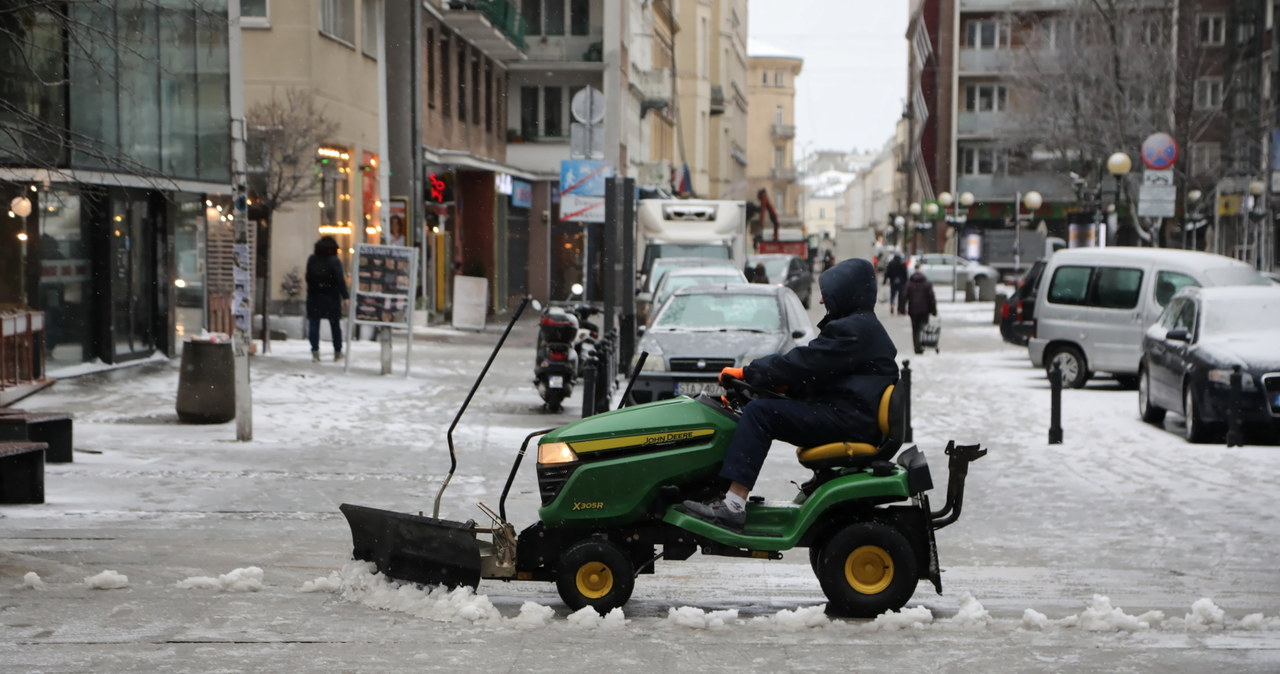 Burza śnieżna i wiatr. Tysiące odbiorców w Świętokrzyskiem bez prądu