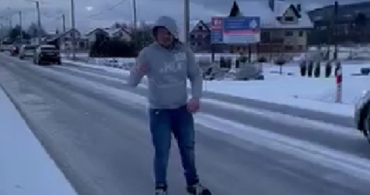 Jechał drogą na łyżwach. Fatalne warunki dla kierowców