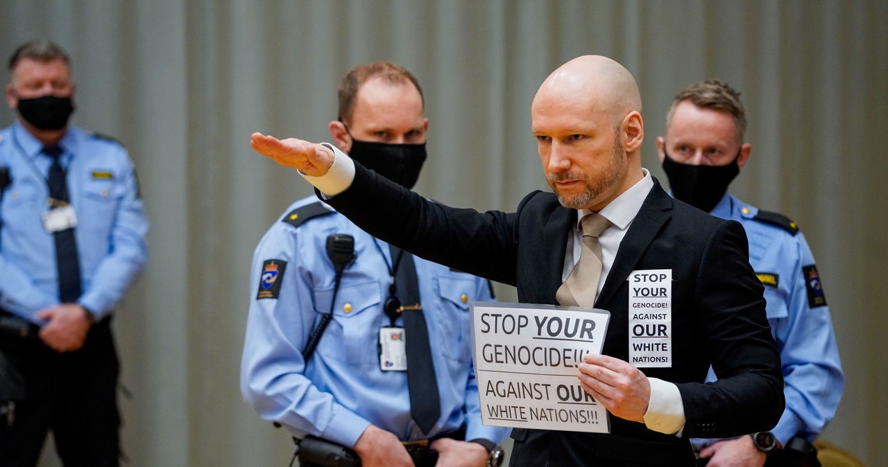 Hitlerowskie pozdrowienie i nowe hasła. Breivik chce wyjść na wolność