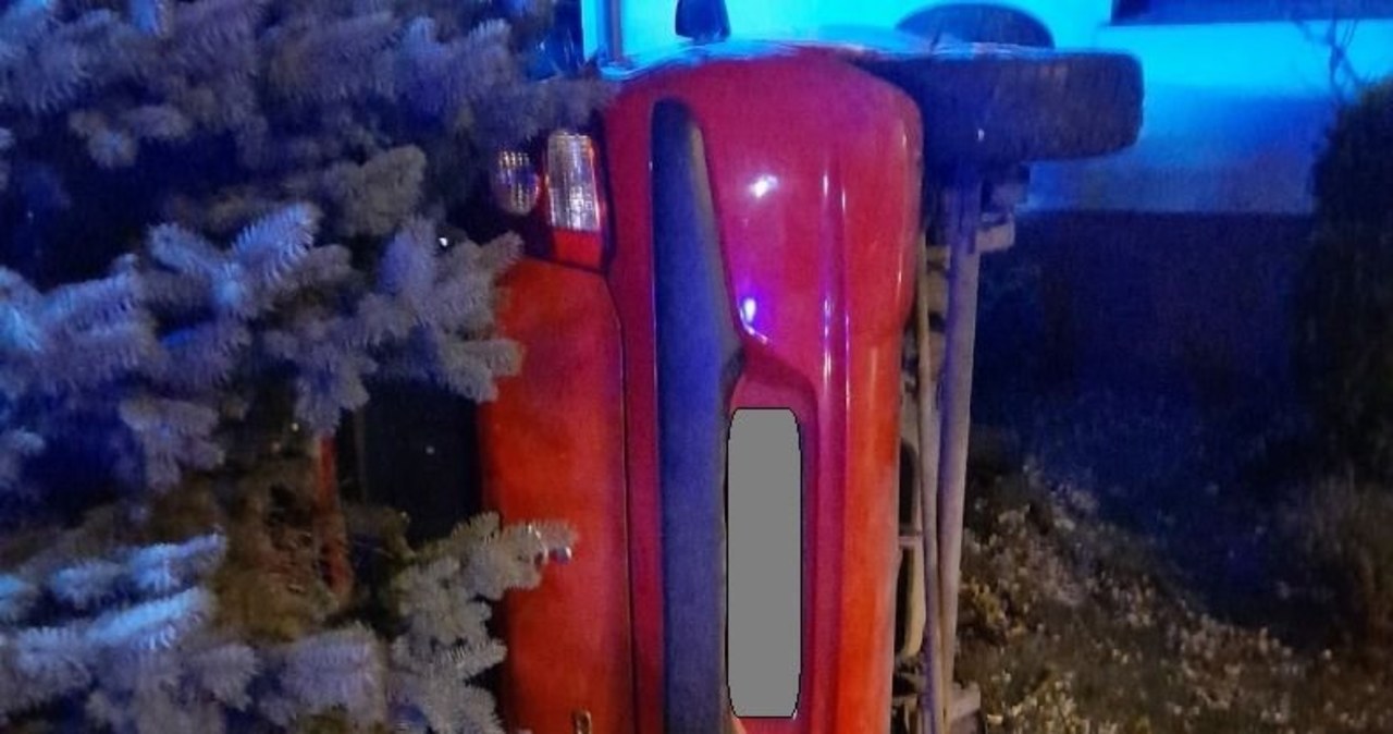 Pijana wiozła 8-letnią córkę. Auto wypadło z drogi