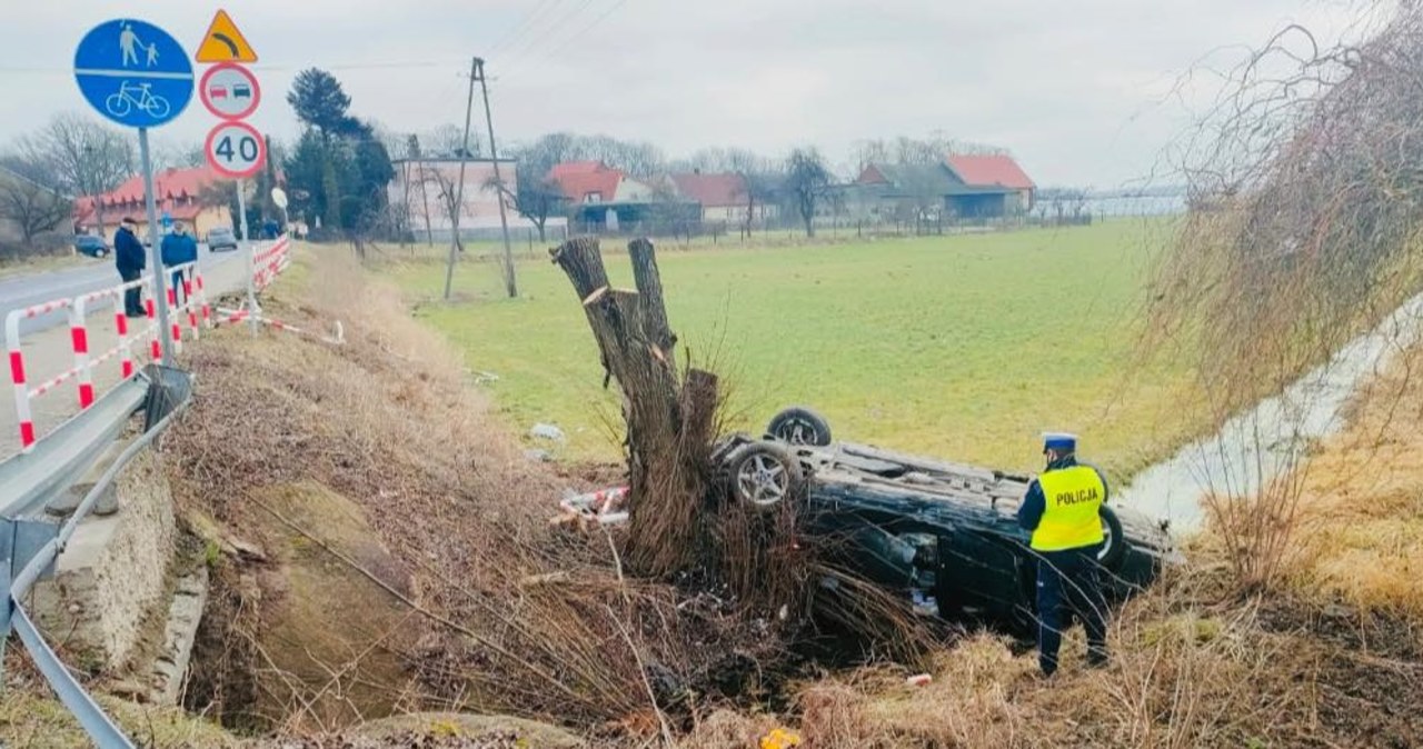 Cztery osoby ranne w wypadku BMW. Auto wypadło z drogi i dachowało